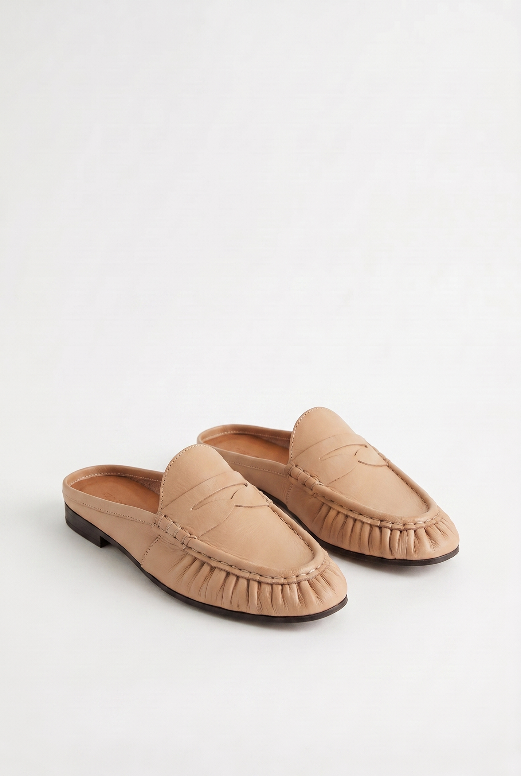 Calzoria camel deri penny mule açık topuk