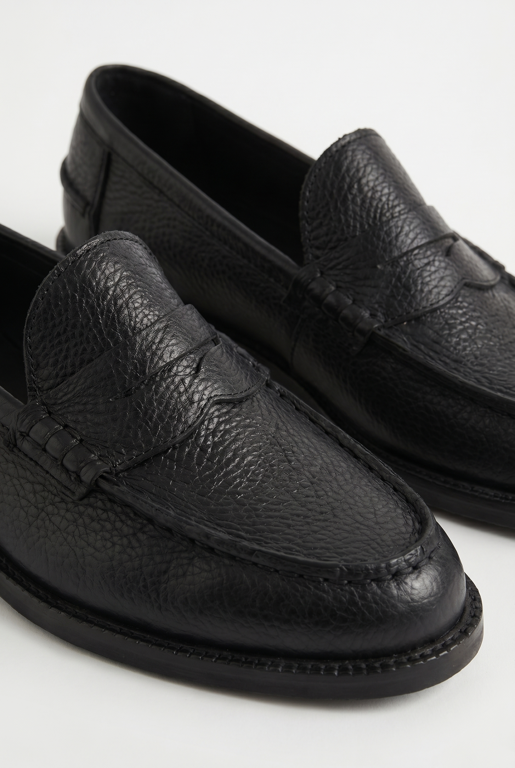 Calzoria siyah pebble grain deri penny loafer